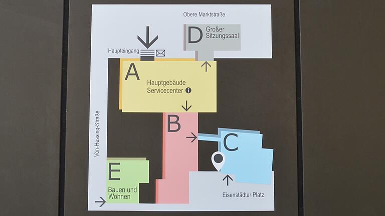 Wer sich noch nicht im neuen Komplex Landratsamt auskennt, wird am Eingang zu den Gebäuden aufgeklärt.