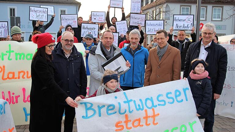 Großer Bahnhof bei der Übergabe der Unterschriftenliste durch die IG Hochwasserschutz Schwarzach: (vorne von links) MdL Barbara Becker, Bürgermeister Volker Schmitt, Umweltminister Thorsten Glauber, Peter Laumer, Reinhard Klos (beide IG-Sprecher) und der Leiter des WWA Aschaffenburg, Friedrich Altmann. Großer Bahnhof bei der Übergabe der Unterschriftenliste durch die IG Hochwasserschutz Schwarzach: (vorne von links) MdL Barbara Becker, Bürgermeister Volker Schmitt, Umweltminister Thorsten Glauber, Peter Laumer, Reinhard Klos (beide IG-Sprecher) und der Leiter des WWA Aschaffenburg, Friedrich Altmann.