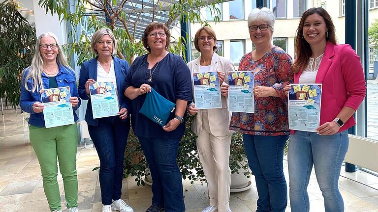 Das Foto zeigt die stellvertretende Landrätin Eva Böhm (Zweite von links) zusammen mit dem Organisationsteam (von links): Andrea Helm-Koch (Diakonisches Werk Bad Neustadt), Johanna Dietz (Caritasverband Rhön-Grabfeld), Sabine Wenzel-Geier (Pflegestützpunkt), Martina Heinrich (Lokale Allianz für Menschen mit Demenz), Selina Pfülb (Fachstelle für Senioren und Menschen mit Behinderung) Das Foto zeigt die stellvertretende Landrätin Eva Böhm (Zweite von links) zusammen mit dem Organisationsteam (von links): Andrea Helm-Koch (Diakonisches Werk Bad Neustadt), Johanna Dietz (Caritasverband Rhön-Grabfeld), Sabine Wenzel-Geier (Pflegestützpunkt), Martina Heinrich (Lokale Allianz für Menschen mit Demenz), Selina Pfülb (Fachstelle für Senioren und Menschen mit Behinderung)