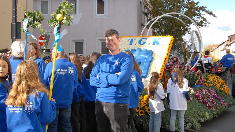 Sonst pflegen der TV Etwashausen und die TG Kitzingen ihre Rivalität, doch im TGK-Jubiläumsjahr durfte erstmals eine Abordnung des Kitzinger Sportvereins im Umzug mitlaufen.