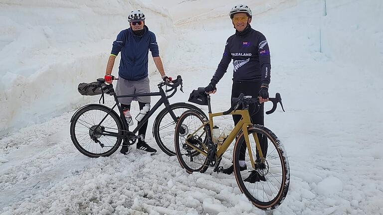 Bis hierhin und nicht weiter: Wenige hundert Meter vor dem Gipfel des 2645 Meter hohen Col du Galibier war der Aufstieg für Jochen Jörg (links) und Daniel Drescher abrupt beendet. Es lag so viel Schnee, dass sogar das Räumfahrzeug kapituliert hatte.