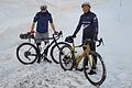 Bis hierhin und nicht weiter: Wenige hundert Meter vor dem Gipfel des 2645 Meter hohen Col du Galibier war der Aufstieg für Jochen Jörg (links) und Daniel Drescher abrupt beendet. Es lag so viel Schnee, dass sogar das Räumfahrzeug kapituliert hatte.