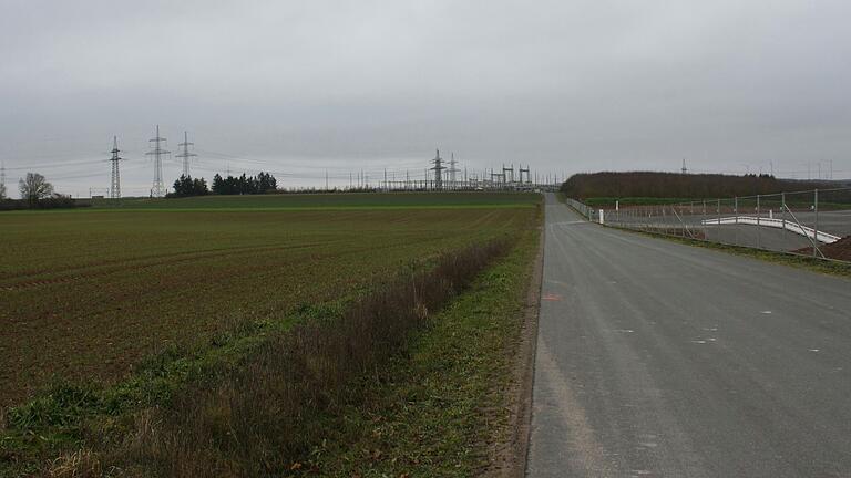 Nördlich des Umspannwerks Bergrheinfeld/West soll auf einer etwa zehn Hektar großen Fläche ein Batteriespeicher entstehen (linke Fläche), am rechten Rand ist die Baustelle des Konverters für den 'Südlink' zu erkennen. Nördlich des Umspannwerks Bergrheinfeld/West soll auf einer etwa zehn Hektar großen Fläche ein Batteriespeicher entstehen (linke Fläche), am rechten Rand ist die Baustelle des Konverters für den 'Südlink' zu erkennen.