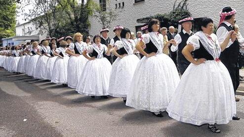 Die Sanktmartiner Tracht: Beim Festzug aus Anlass des 290. Jahrestags der Auswanderung aus Gerolzhofen werden wieder viele Paare in der Festtagskleidung ihrer heute rumänischen Heimat dabei sein. Die Sanktmartiner Tracht: Beim Festzug aus Anlass des 290. Jahrestags der Auswanderung aus Gerolzhofen werden wieder viele Paare in der Festtagskleidung ihrer heute rumänischen Heimat dabei sein.