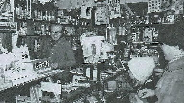 Im Einzelhandelsgeschäft von Josef Emmert an der Vorstadtstraße gab es bis in die 1980er Jahre fast alles, was man im täglichen Leben brauchte, von der Schuhcreme bis zur Zahnpasta. Auch dieses Bild einer vergangenen Epoche ist in dem neuen Buch festgehalten