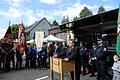 Die Fahnenabordnungen benachbarter und befreundeter Feuerwehren bildeten Spalier beim Stabwechsel an der Spitze der Feuerwehr Lengfeld, mit dabei waren Bürgermeister Adolf Bauer (am Rednerpult), Stadtrat Wolfgang Roth, der langjährige Landtagsabgeordnete Herbert Franz und Branddirektor Thorsten Ante.