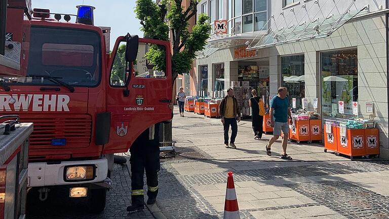 Mit einem Großaufgebot rückte die Bad Neustädter Feuerwehr am Mittwochvormittag zum Müller Markt am Bad Neustädter Marktplatz aus.