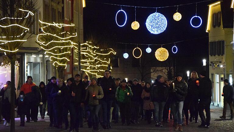 Wie vor Weihnachten auch bewegten sich rund 500 Teilnehmer wieder durch die Bad Neustädter Innenstadt.