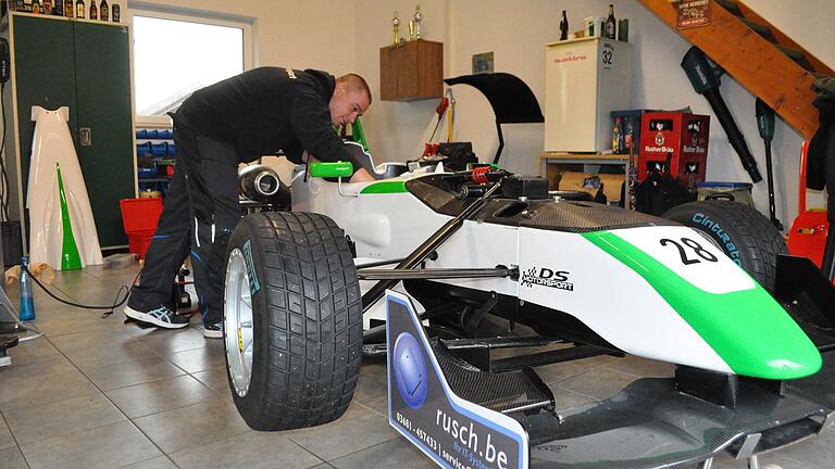 Lokalmatador Dominik Schlott prüft beim Hauenstein-Bergrennen sein Formel 3-Fahrzeug.