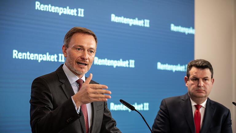 Finanzminister Lindner (l.) und Sozialminister Heil       -  Finanzminister Lindner (l.) und Sozialminister Heil wollen die Altersvorsorge der Deutschen sichern.