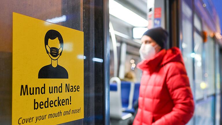 Corona-Pandemie in Deutschland       -  Während der Pandemie war es zwischenzeitlich untersagt, ohne Maske in der Bahn mitzufahren. Verstöße wurden mit Bußgeldern geahndet. Nun sollen alle noch offenen Verfahren im Freistaat eingestellt werden. (Archivbild)