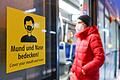 Corona-Pandemie in Deutschland       -  Während der Pandemie war es zwischenzeitlich untersagt, ohne Maske in der Bahn mitzufahren. Verstöße wurden mit Bußgeldern geahndet. Nun sollen alle noch offenen Verfahren im Freistaat eingestellt werden. (Archivbild)