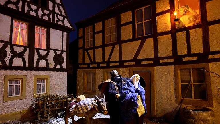 Josef und Maria fragen in der Gerolzhöfer Altstadt nach einer Übernachtungsmöglichkeit. Josef und Maria fragen in der Gerolzhöfer Altstadt nach einer Übernachtungsmöglichkeit.