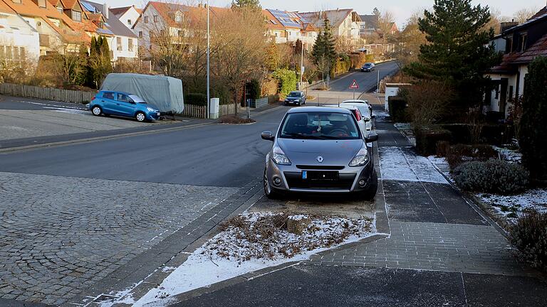 In dieser Parkbucht in der Helen-Keller-Straße in Veitshöchheim  fällte der Bauhof der Gemeinde in der letzten Woche drei über 30 Jahre alte Linden.