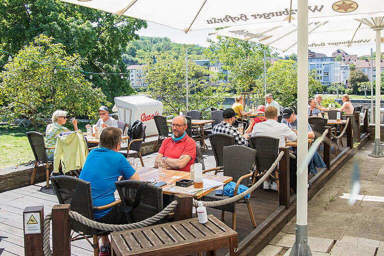 Die Biergärten dürfen ab heute wieder öffnen und waren auch schon gut gefüllt. Blick auf die Außenterrasse beim Alten Kranen.