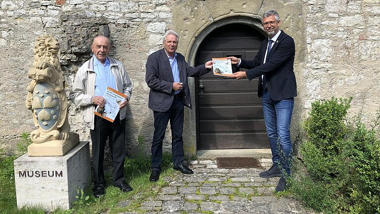 Hans Winzlmaier vom Freundeskreis Schloss Grumbach übergibt im Beisein des Vorsitzenden des Freundeskreises Schloss Grumbach Edwin Hamberger sein neues Buch an Bürgermeister Bernhard Weidner.