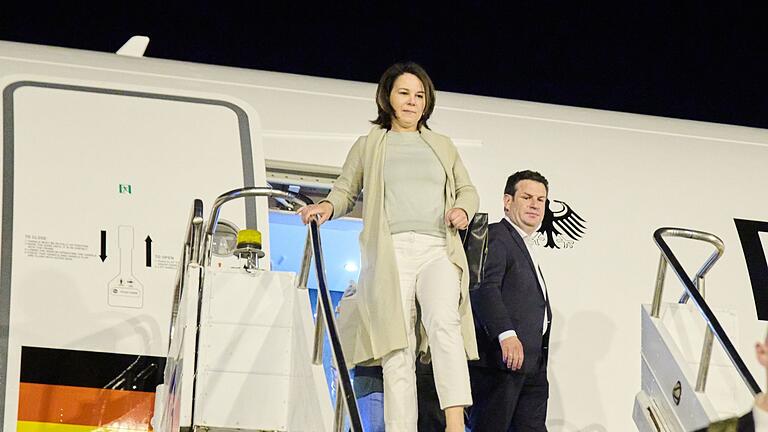 Baerbock und Heil in Brasilien.jpeg - Bundesaußenministerin Annalena Baerbock (Grüne) und Bundesarbeitsminister Hubertus Heil (SPD) bei ihrer Ankunft in Brasilia. Baerbock und Heil in Brasilien.jpeg - Bundesaußenministerin Annalena Baerbock (Grüne) und Bundesarbeitsminister Hubertus Heil (SPD) bei ihrer Ankunft in Brasilia.
