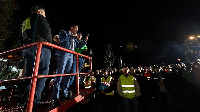 Bayerns Umweltminister bei einer großen Bauern-Demo am 19. Januar 2020 vor dem Feuerwehrhaus in Iphofen im Landkreis Kitzingen. Anlass des Protests waren strengere Regeln bei der Düngeverordnung.