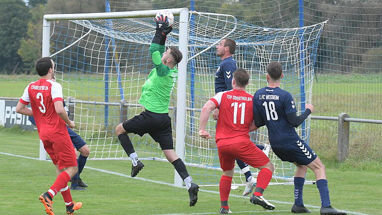 Impressionen vom Spieltag - Eine sichere Beute ist hier der hohe Ball der Westheimer für Oberthulbas Keeper Tim Hofmann, gespannt beobacht von den eigenen und gegnerischen Spielern. Die Partie endete 2:2.ssp Impressionen vom Spieltag - Eine sichere Beute ist hier der hohe Ball der Westheimer für Oberthulbas Keeper Tim Hofmann, gespannt beobacht von den eigenen und gegnerischen Spielern. Die Partie endete 2:2.ssp
