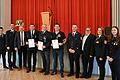 Für 25 beziehungsweise 40 Jahre aktiven Dienst wurden Marcel Grimm, Konstantin Amrehn, Matthias Keller (Vierter bis Sechster von links) durch stellvertretender Kommandant Sebastian Stockmann, Kreisbrandinspektor Holger Pfeuffer, Landrat Thomas Eberth. Kreisbrandmeister Michael Salles, Bürgermeisterstellvertreter Frank Heß, Vorsitzende Feuerwehrverein Viola Bodden, stellvertretende Vorsitzende Anne Endres geehrt.