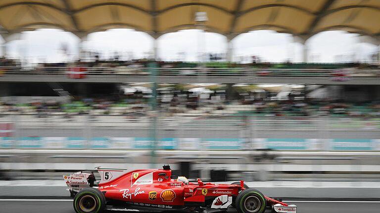 Vorsprung - Im freien Training war Sebastian Vettel mehr als 1,4 Sekunden schneller als Rivale Lewis Hamilton. Vorsprung - Im freien Training war Sebastian Vettel mehr als 1,4 Sekunden schneller als Rivale Lewis Hamilton.