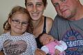 Rosa hat es überaus eilig       -  Rosa hatte es überaus eilig, das Licht der Welt zu erblicken: Nur eine halbe Stunde hielt sich die Mama im Kreißsaal der Rhön-Kreisklinik in Bad Neustadt auf, dann stellte sich das kleine Mädchen am Mittwoch, 29. August, um 1.35 Uhr mit einem Gewicht von 3.310 Gramm und einer Größe von 52 Zentimetern seinen Eltern vor. Glücklich schlossen Verena (33) und Joachim Katzenberger (39) aus Burghausen ihr zweites Töchterchen in die Arme. Viele zärtliche Bussis bekam die Kleine am nächsten Tag von der vierjährigen Emma. Benannt ist Rosa nach Papas Oma. Ihre eigenen Großeltern Karin und Hermann Katzenberger (Burglauer) sowie Marianne und Robert Reuscher (Burghausen) freuen sich jeweils über ihr viertes Enkelkind.