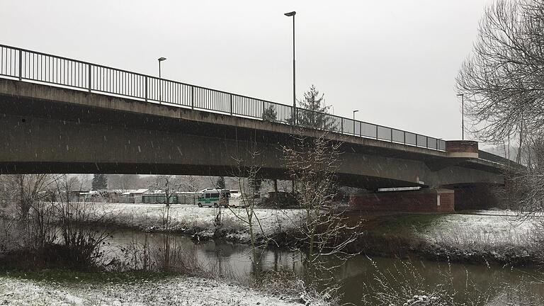Die Nordbrücke in Tauberbischofsheim: Von hier soll das 13-jährige Mädchen am 9.Januar in den eiskalten Fluss gestürzt sein. Eine Fremdeinwirkung schließt die Polizei aus. Die Nordbrücke in Tauberbischofsheim: Von hier soll das 13-jährige Mädchen am 9.Januar in den eiskalten Fluss gestürzt sein. Eine Fremdeinwirkung schließt die Polizei aus.