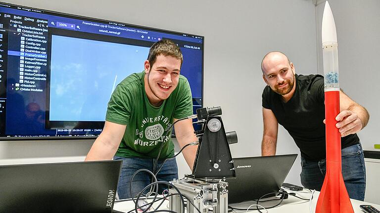 Von links: Marvin Baral und Tobias Herbst mit ihrem Projekt 'T-Rex'. Die Kamera (Bildmitte) folgt der Rakete beim Start.