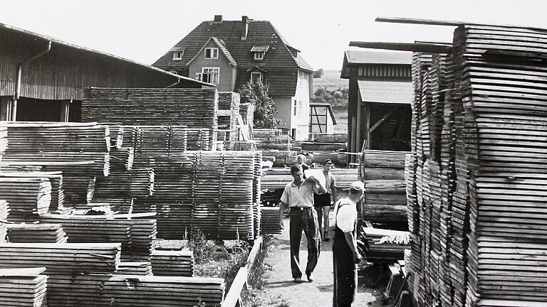 Jede Menge Holz: Der Holzplatz des Furnier- und Sägewerks in Stockheim. Im Hintergrund die Rothhauptvilla, die bereits vor einigen Jahren abgerissen wurde.