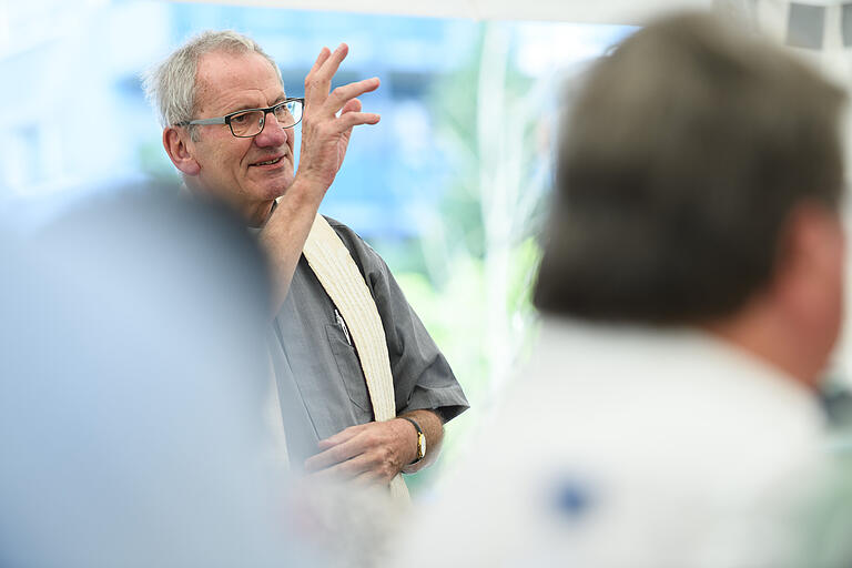 Domkapitular Jürgen Lenssen bei der Einweihung eines Bauprojekts des St. Bruno-Werks im Juli 2018. Domkapitular Jürgen Lenssen bei der Einweihung eines Bauprojekts des St. Bruno-Werks im Juli 2018. 
