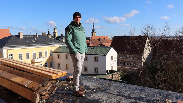 Über den Dächern von Kitzingen steht der Immobilienentwickler Wolfgang Rosentritt Ende März auf der Baustelle des ehemaligen Kaufhauses Storg.