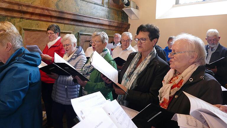 Hoch konzentriert singt sich der Mellrichstädter Kirchenchor unter dem Dirigat von Egon Werner zum Fronleichnamsgottesdienst ein. Wolfgang Heuring begleitet an der Orgel.