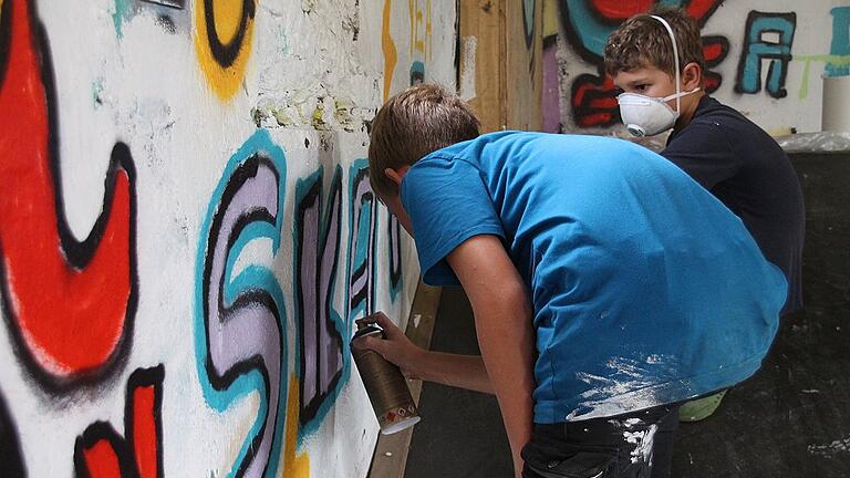 Beim Graffiti-Workshop in der Karlstadter Skate-Area durften die Wände mal richtig bunt besprüht werden.