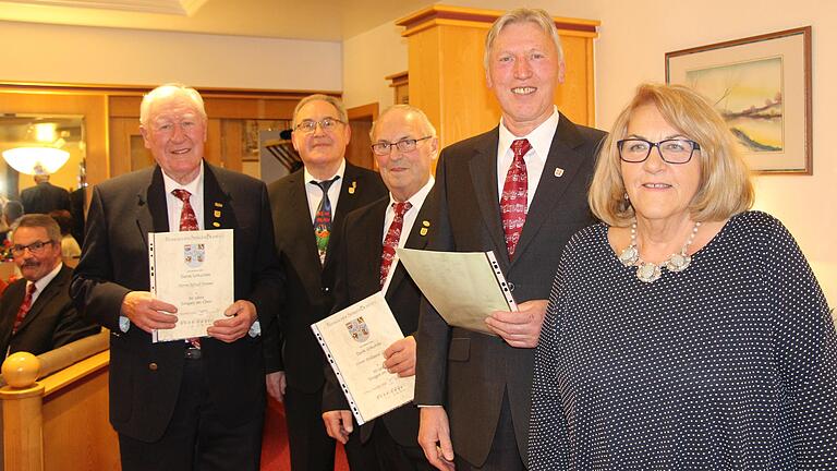 Ehrungen beim Sängerkranz Bad Neustadt (von links): Alfred Denner (60 Jahre Mitglied), Vorsitzender Werner Erb, Ferdinand Görres (60 Jahre), Robert Müller (25 Jahre) und Gruppenvorsitzende&nbsp;Ursula Wetzstein.&nbsp;