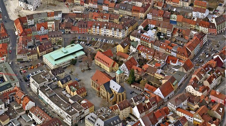 Luftbild vom Martin-Luther-Platz in der Schweinfurter Innenstadt mit der Johannis-Kirche und dem markanten Kupferdach des Rückertbaus.