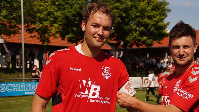 Julian Grell (links) bekommt von seinem Freund und Stellvertreter Daniel Leicht die Kapitänsbinde angelegt. Das Bild entstand anlässlich der Bayernliga-Meisterschaft im Mai 2019.