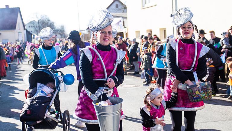 Beim Faschingsumzug in Wargolshausen feiern Groß und Klein ein buntes Fest mit vielen Umzugswagen, Bratwurst und Getränken und den unterschiedlichsten Kostümen.