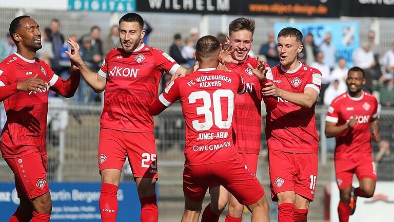 Grund zum Jubeln hatten die Würzburger Kickers mit (von links) Saliou Sane, Dominik Meisel, Benyas Junge-Abiol, Fabian Wessig, Maximilian Zaiser und Fabrice Montcheu in dieser Saison oft. Am Samstag könnte die Meisterschaft feststehen.