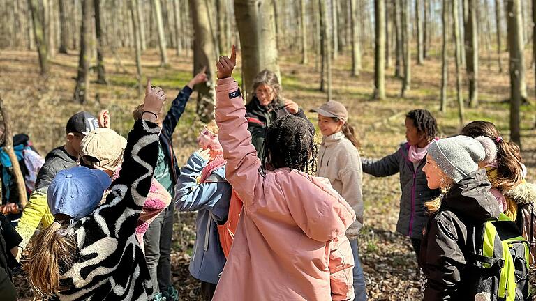 Grundschulkinder bei einem Waldausflug im Ummenloch bei Aschfeld. Grundschulkinder bei einem Waldausflug im Ummenloch bei Aschfeld. 