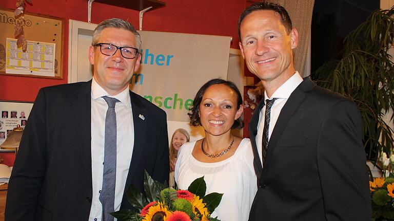 Bürgermeister Thorsten Wozniak (rechts) wurde von der CSU einstimmig für die bevorstehende Bürgermeisterwahl nominiert. Mit ihm freuen sich Ehefrau Anita Wozniak und der CSU-Ortsvorsitzende Markus Reuß. Bürgermeister Thorsten Wozniak (rechts) wurde von der CSU einstimmig für die bevorstehende Bürgermeisterwahl nominiert. Mit ihm freuen sich Ehefrau Anita Wozniak und der CSU-Ortsvorsitzende Markus Reuß.