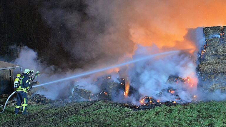 240 Strohballen standen in der Neujahrsnacht in Merkershausen in Flammen. Da waren vor allem die Atemschutzträger gefragt, die direkt am Flammeninferno im Einsatz waren.