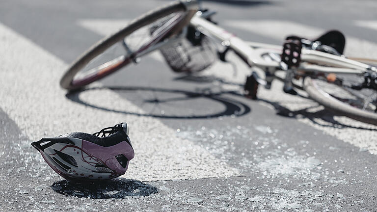 Augsfeld: Fahrradfahrer übersieht Seat-Fahrer und verletzt sich