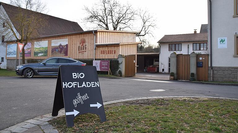 Aufstellschilder an der Straßen weisen oft auf Hofläden hin.