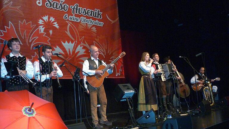 Ein Stelldichein aus Oberkrain: Saso Avsenik und seine Musikanten mit „Gitarrenzauberer“ Gregor Avsenik (Mitte) begeisterten das Publikum in der Lohrer Stadthalle.