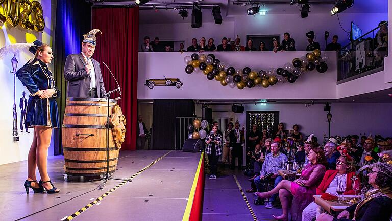Februar 2023: Markus Söder hält die Laudatio auf die Kabarettistin und Schauspielerin Luise Kinseher. Die Verleihung des Schlappmaulordens der Kitzinger Karnevalsgesellschaft (KiKaG) fand erstmals in der Kitzinger Fastnachtakademie statt. Februar 2023: Markus Söder hält die Laudatio auf die Kabarettistin und Schauspielerin Luise Kinseher. Die Verleihung des Schlappmaulordens der Kitzinger Karnevalsgesellschaft (KiKaG) fand erstmals in der Kitzinger Fastnachtakademie statt.