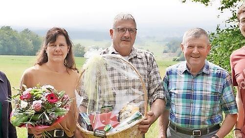 Geschenke zum Jubiläum: Jagdvorsteher Karl Schneider (2.v.r.) und sein Stellvertreter Thomas Rottenberger (rechts) bedankten sich bei Jagdpächter Andreas Söder (Mitte) und dessen Frau Marion (2.v.l.) mit einem Präsentkorb und Blumen. Silvia Metz (...       -  Geschenke zum Jubiläum: Jagdvorsteher Karl Schneider (2.v.r.) und sein Stellvertreter Thomas Rottenberger (rechts) bedankten sich bei Jagdpächter Andreas Söder (Mitte) und dessen Frau Marion (2.v.l.) mit einem Präsentkorb und Blumen. Silvia Metz (links), Burkardroths 2. Bürgermeisterin und Ortssprecherin von Wollbach, überbrachte die Glückwünsche der Gemeinde.