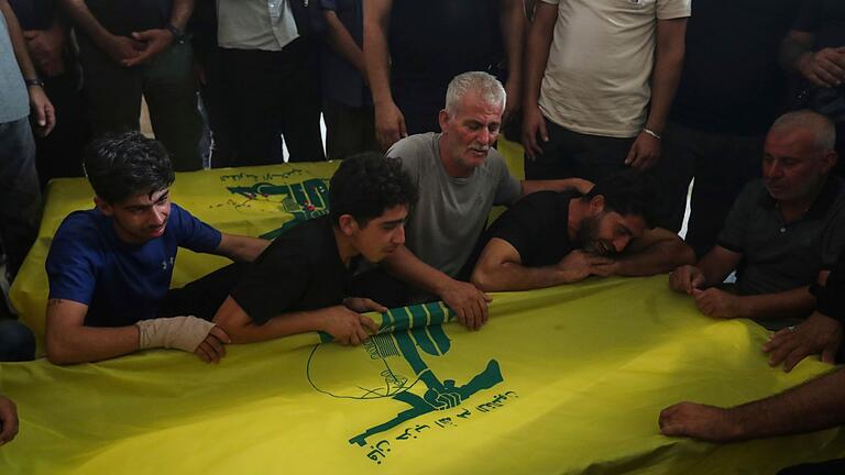 Nahostkonflikt - Libanon - Die Hisbollah will mit ihrem Kampf gegen Israel nach eigenen Angaben die Hamas im Gazastreifen unterstützen. Nahostkonflikt - Libanon - Die Hisbollah will mit ihrem Kampf gegen Israel nach eigenen Angaben die Hamas im Gazastreifen unterstützen.