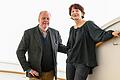 Piaf-Abend als erster Baustein eines erweiterten Spielplans. Intendant Georg Rootering und Mezzosopranistin Barbara Schöller auf der Treppe des Theaterneubaus.&nbsp;