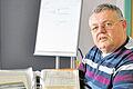 Ordner mit Feldpost: Alfred Müller zeigte bei der Autorenlesung die Originale und las aus dem daraus gestalteten Buch &bdquo;Verlorene Jahre&ldquo;, das einen Einblick in die Denkweise und die Schicksale der damaligen Familienmitglieder gibt.