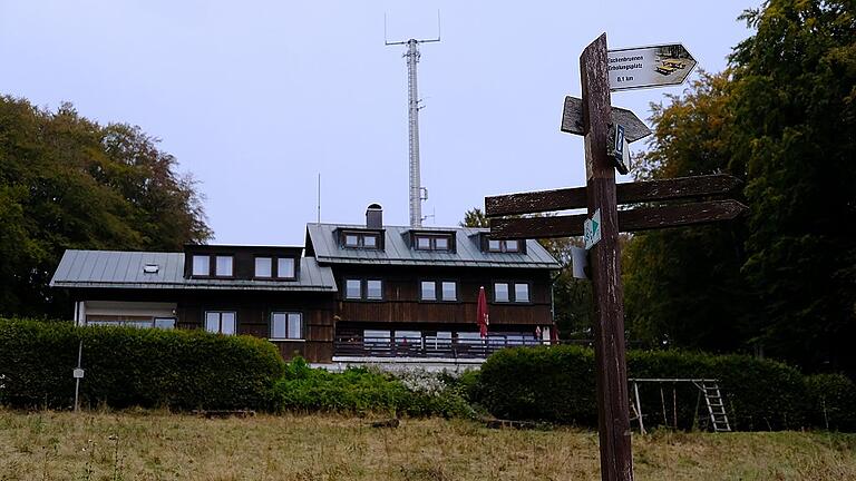 Das Neustädter Haus liegt an der Hochrhöner Extratour am Kreuzberg. Das Neustädter Haus liegt an der Hochrhöner Extratour am Kreuzberg.